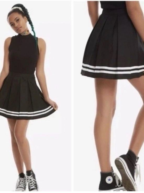 Hot Topic Dresses & Skirts - Hot Topic Pleated Mini Skirt Size Medium Black White Stripe Side Zip